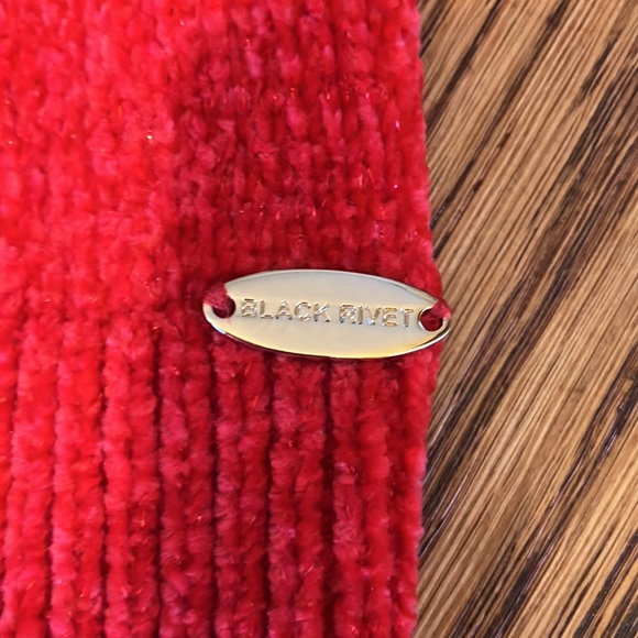 M BLACK RIVET RED & WHITE SWEATER WITH A SUBTLE SPARKLE IN THE THREAD - Picture 4 of 8